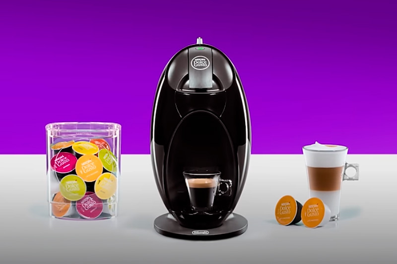 Dolce Gusto kapselikahvinkeitin pöydällä